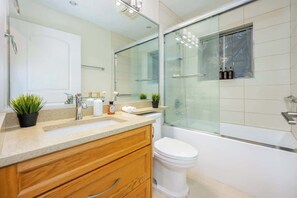 Douche, sèche-cheveux, shampoing