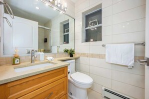 Douche, sèche-cheveux, shampoing