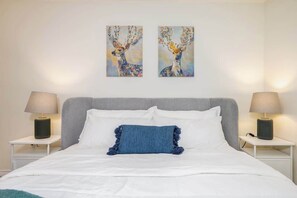 3 bedrooms, WiFi, bed sheets - Central Van 3BR Upper Suite - Near Skytrain (Vancouver)
