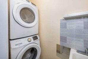 Douche, sèche-cheveux, shampoing
