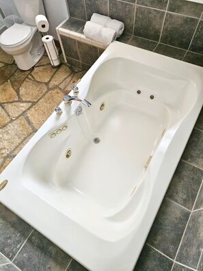 Dusche, Whirlpool, Haartrockner, Handtücher