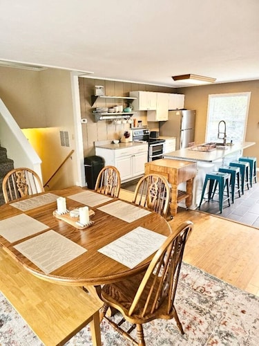 Avery Acres - Centrally Located w/ Pool Table