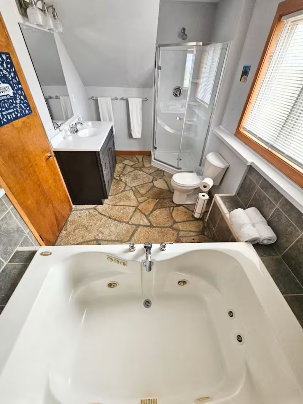 Douche, baignoire à remous, séchoir à cheveux, serviettes fournies