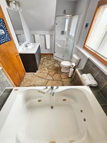 Avery Acres - Centrally Located w/ Pool Table