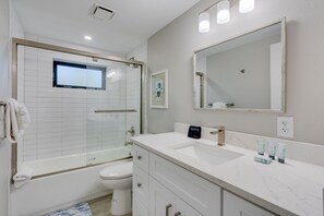 Shower, towels - Coquina Beach 4B- Gorgeous Ground Level Residence (Sanibel)