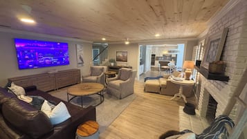 TV connectée, cheminée, livres