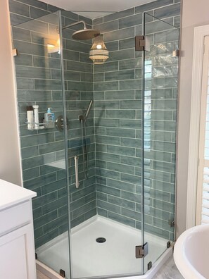 Shower, jetted bath, hair dryer, towels - Peaceful 5-bedroom cottage with a pool and spa located on charming Jekyll Island (Jekyll Island)