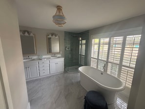 Een douche, een bubbelbad, een haardroger, handdoeken