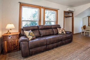 Televisión, chimenea y oficina 