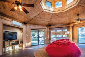4 bedrooms, desk, iron/ironing board, WiFi