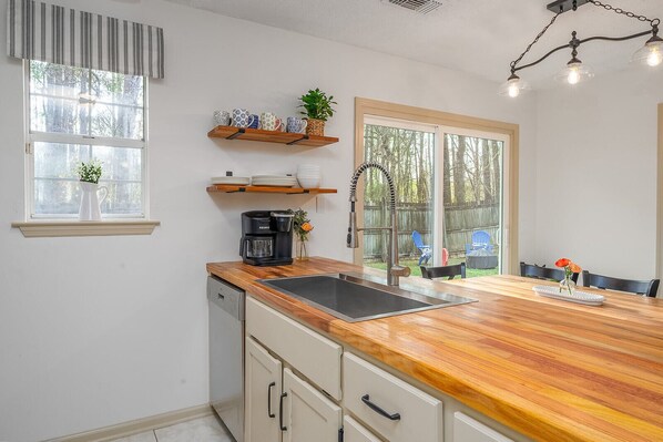 Private kitchen - Southern Getaway near Downtown Savannah & Tybee (Richmond Hill)