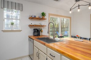 Private kitchen - Southern Getaway near Downtown Savannah & Tybee (Richmond Hill)