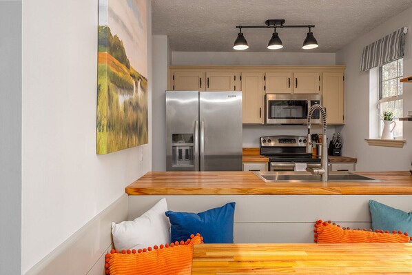 Private kitchen - Southern Getaway near Downtown Savannah & Tybee (Richmond Hill)