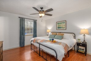 3 habitaciones, tabla de planchar con plancha, wifi y ropa de cama 