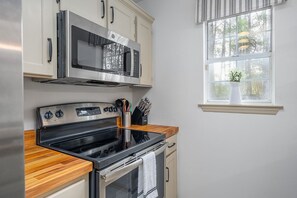 Private kitchen - Southern Getaway near Downtown Savannah & Tybee (Richmond Hill)