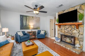 Living area - Southern Getaway near Downtown Savannah & Tybee (Richmond Hill)