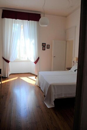 Desk, iron/ironing board, travel cot, free WiFi - Elegant Luxury Retreat in the Heart of Bellagio Old Town (Bellagio)