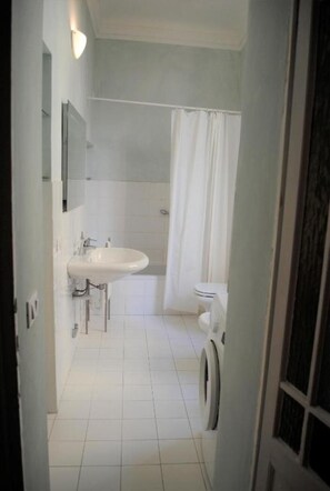 Shower, hair dryer, bidet, towels - Elegant Luxury Retreat in the Heart of Bellagio Old Town (Bellagio)