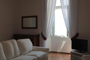 TV, fireplace, DVD player, books - Elegant Luxury Retreat in the Heart of Bellagio Old Town (Bellagio)