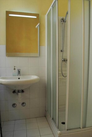 Shower, hair dryer, bidet, towels - Elegant Luxury Retreat in the Heart of Bellagio Old Town (Bellagio)