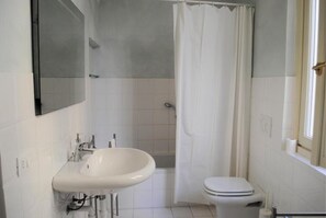 Shower, hair dryer, bidet, towels - Elegant Luxury Retreat in the Heart of Bellagio Old Town (Bellagio)