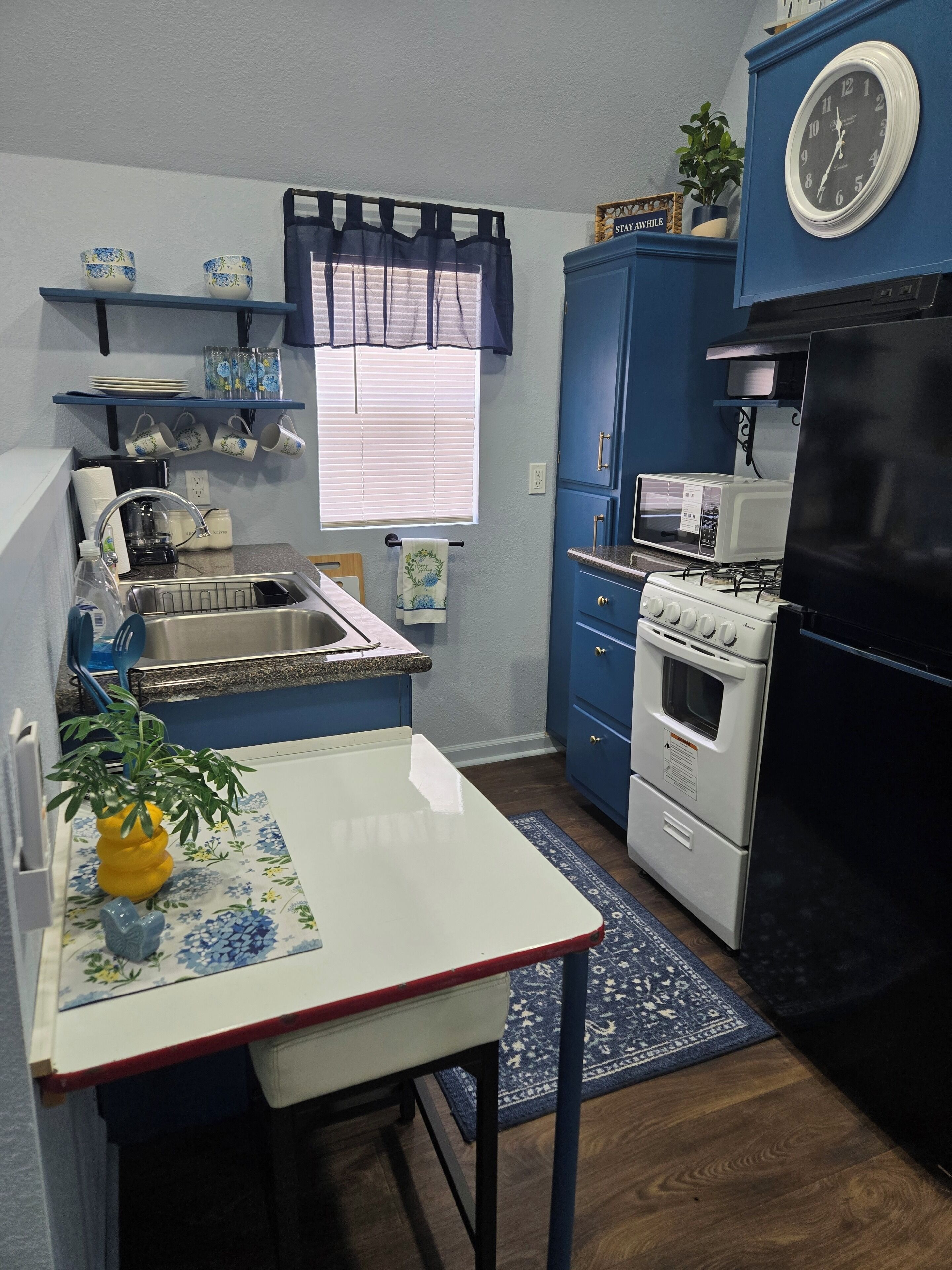 Geladeira, micro-ondas, fogão, cooktop