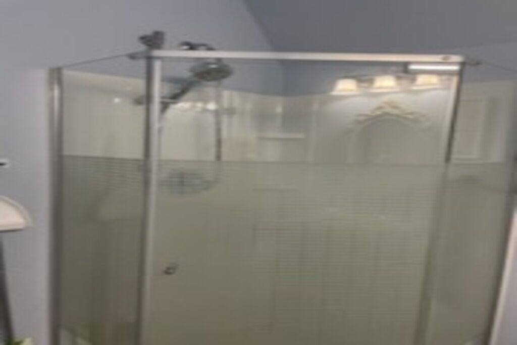 Een douche, handdoeken, toiletpapier