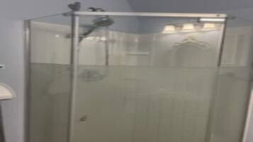 Een douche, handdoeken, toiletpapier