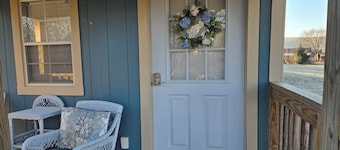The Blue Goose, a charming house in Marshall, perfect for your getaway.
