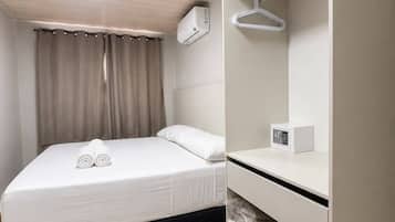 Executive Suite | In-room safe, desk, laptop workspace, blackout drapes