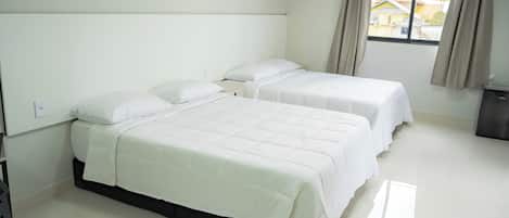 Caja de seguridad en la habitación y escritorio