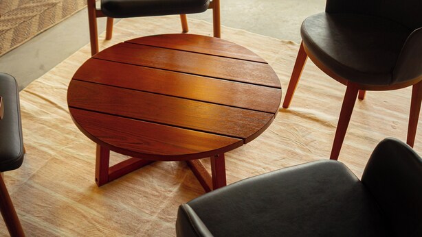 A room with multiple tables and chairs, arranged in a casual setting. - MIRAFLORES HOTEIS (Macapá)