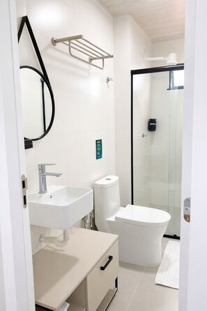 Chambre Double Exécutive | Salle de bain | Douche, sèche-cheveux, serviettes fournies, savon