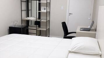 Habitación doble ejecutiva | Caja de seguridad en la habitación y escritorio