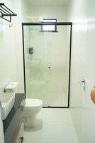 Quarto casal executivo | Banheiro | Chuveiro, secador de cabelo (mediante solicitação), toalhas de banho 