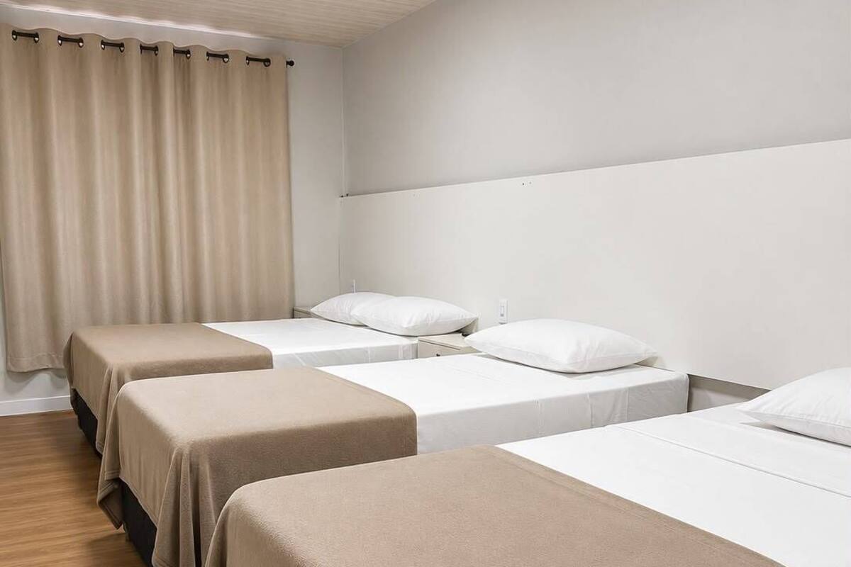 行政三人房 | 房內夾萬、書桌、手提電腦工作空間、遮光窗簾/窗簾