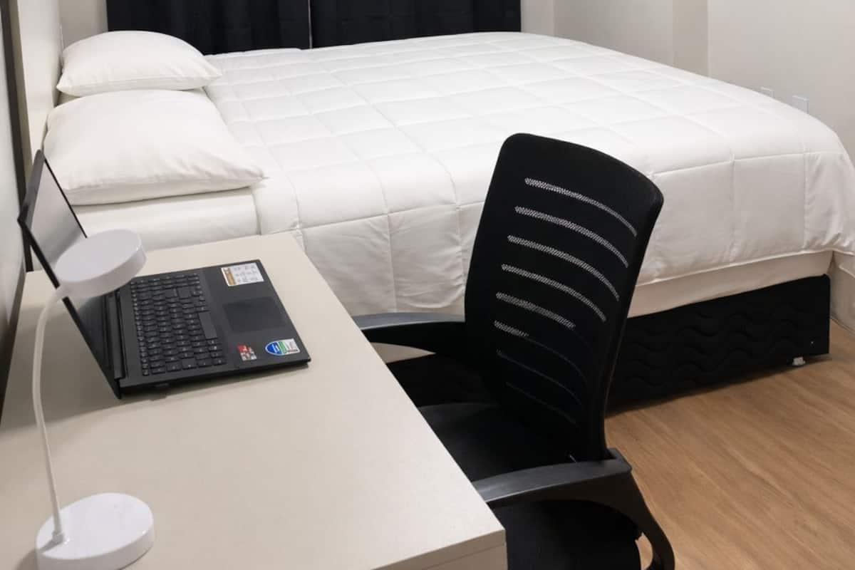 ห้องเอ็กเซกคิวทีฟดับเบิล | ตู้นิรภัยในห้องพัก, โต๊ะทำงาน, พื้นที่ทำงานแบบใช้แล็ปท็อป, ผ้าม่านกันแสง