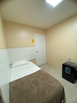 Quarto standard | Cofres nos quartos, escrivaninha, espaço de trabalho para notebook