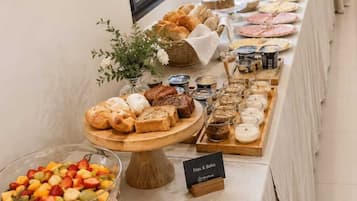 Free daily buffet breakfast