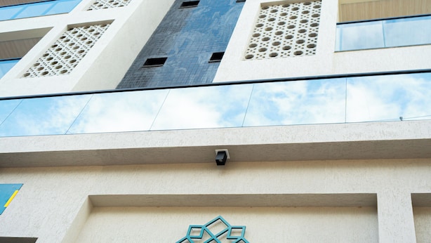 L’extérieur de l’hôtel Miraflores présente une architecture moderne et se distingue par une enseigne bien visible, sur laquelle figurent le nom et le logo de l’hôtel.
