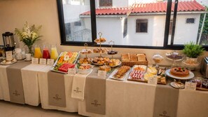 朝食 (ビュッフェ)、毎日提供 (無料)