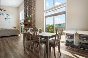 Dining - Pop’s Fishing Cabin - 
Lakeviews - Hot Tub - Kayaks - Nature & close to Branson (Branson)