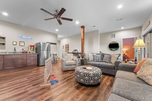 Smart TV, fireplace, books - Pop’s Fishing Cabin - 
Lakeviews - Hot Tub - Kayaks - Nature & close to Branson (Branson)