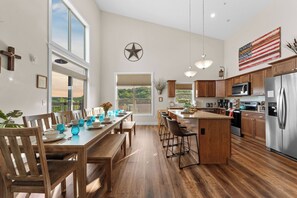 Fridge, microwave, oven, stovetop - Pop’s Fishing Cabin - 
Lakeviews - Hot Tub - Kayaks - Nature & close to Branson (Branson)