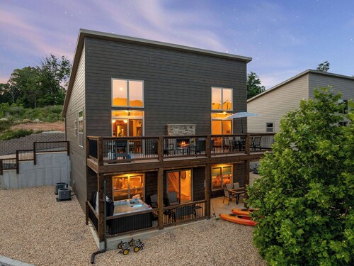 Pop’s Fishing Cabin - 
Lakeviews - Hot Tub - Kayaks - Fishing & close to Branson