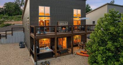 Pop’s Fishing Cabin -
Kayaks - Fishing Poles - Lakeviews - Pool - Near Branson