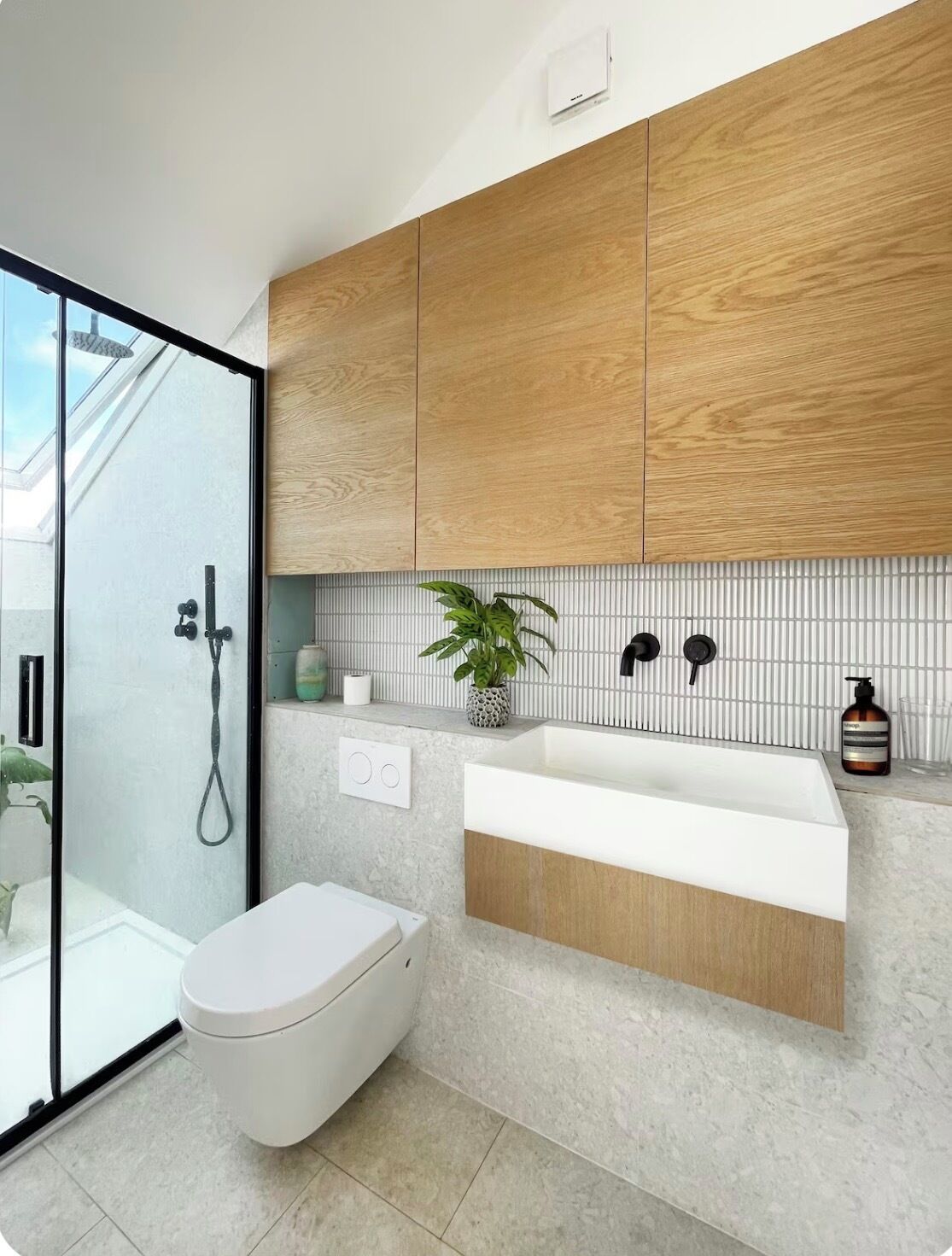 Een douche, een haardroger, handdoeken, zeep