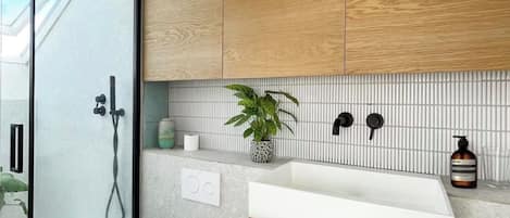 Een douche, een haardroger, handdoeken, zeep