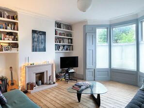 TV - Large, architect designed family home with garden close to tube in North London (London)