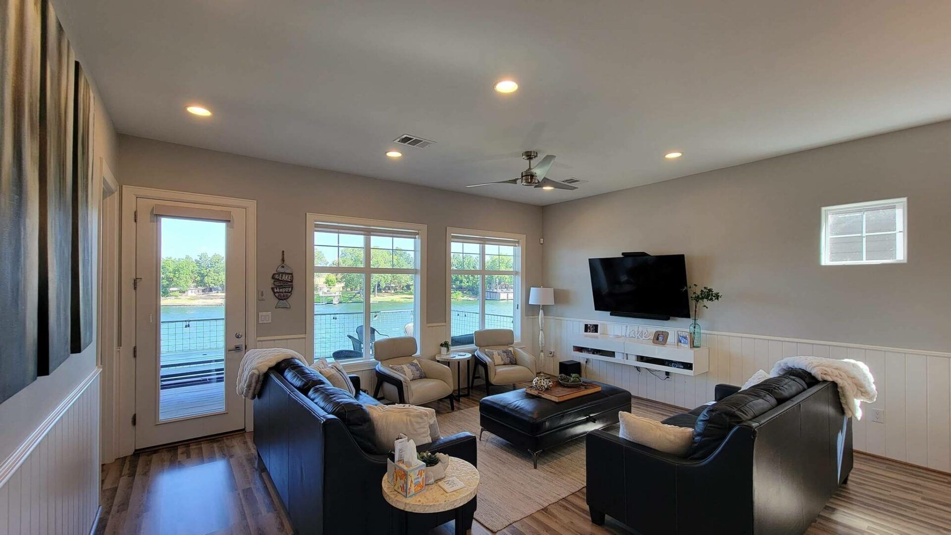 Smart-TV, Tischtennisplatte, Stereoanlage